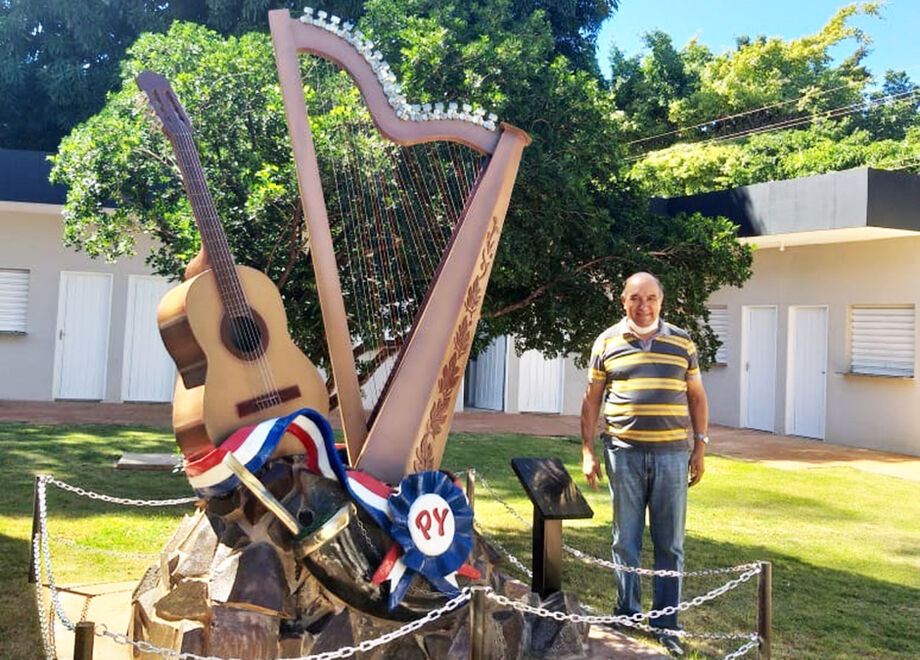 O presidente Albino Romero ao lado do monumento Harpa, Violão e Tereré do escultor Anor Mendes Filho