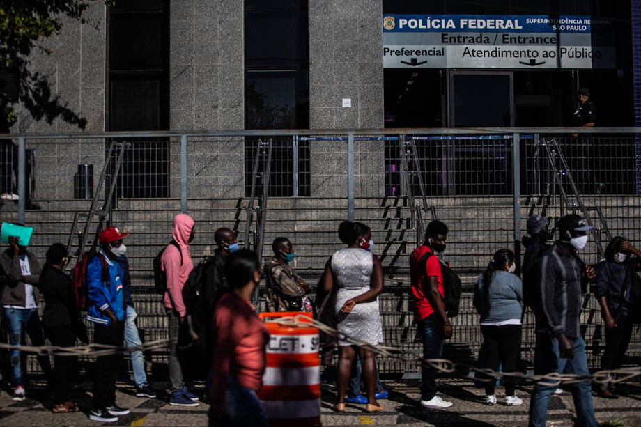Fila em frente a sede da Policia Federal, na Lapa para emissão de documentos