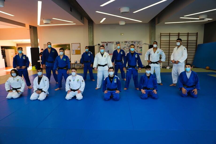 Equipe masculina de judô treina em Portugal