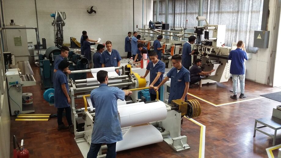 As vagas disponíveis são para o cargo de auxiliar de produção