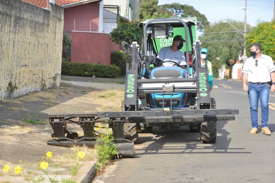 Capina elétrica sendo usada em calçada