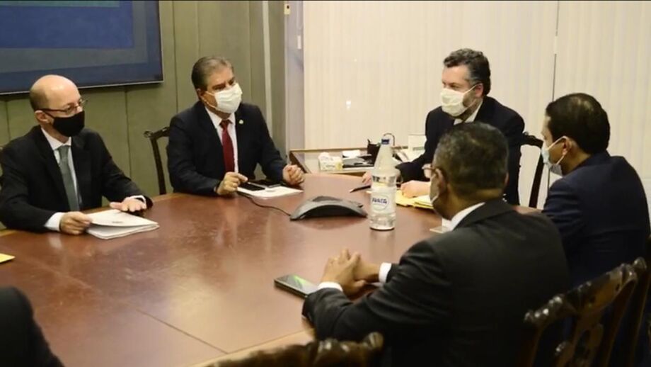 O senador Nelsinho Trad (PSD/MS), presidente da Comissão de Relações Exteriores e Defesa Nacional do Senado, se reuniu na tarde desta quarta-feira (22), no Itamaraty, com o ministro das relações exteriores Ernesto Araújo