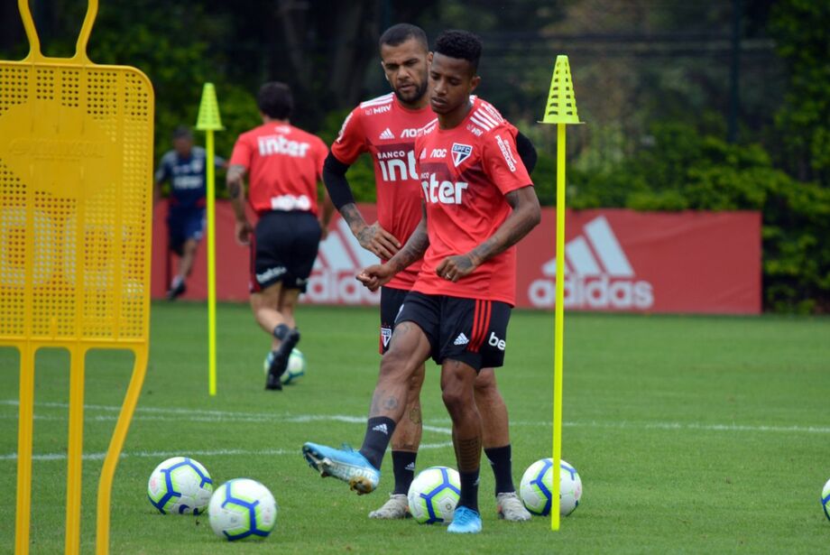 Daniel Alves, à esquerda, e Tchê Tchê