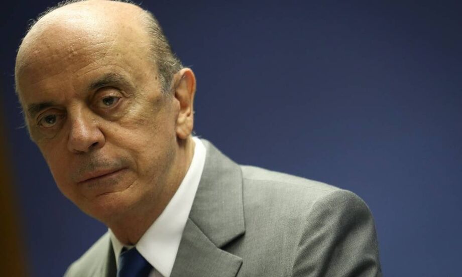 O senador José Serra lamentou o que chamou de espetacularização da operação da PF e negou ter recebido caixa dois