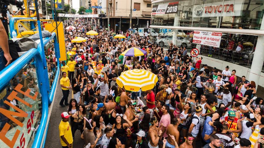 Carnavalescos em bloco de rua