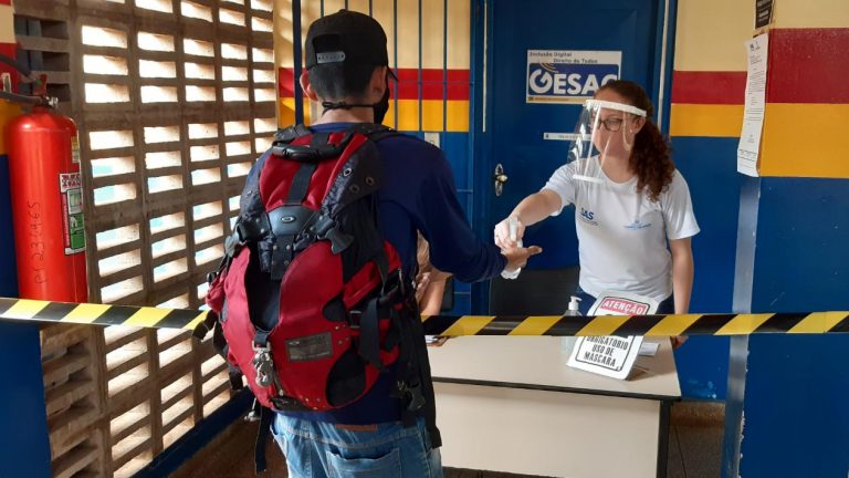Funcionária usando máscara em atendimento