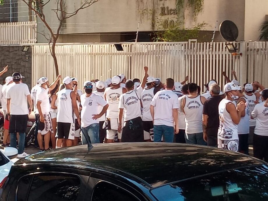 Torcedores do Santos protestaram em frente ao prédio de Peres nesta sexta