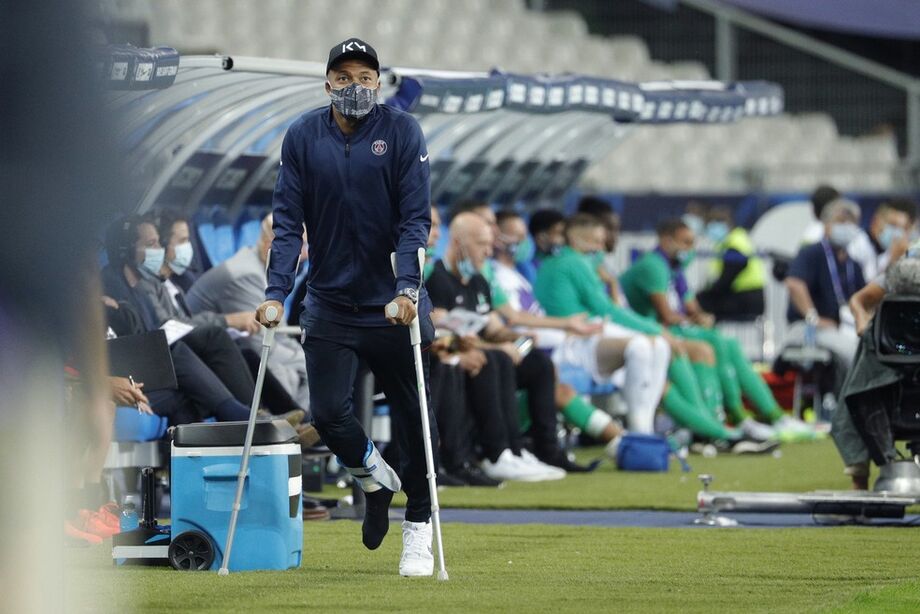 Mbappé foi substituído no primeiro tempo, logo após sofrer a forte entrada em seu tornozelo.