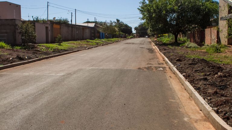 Em outras regiões do bairro, de forma simultânea, estão sendo feitos serviços de drenagem e terraplanagem.
