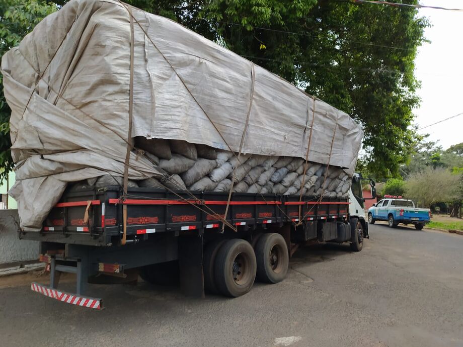 Porém a Policia Militar Ambiental de Aquidauana verificou diversos sacos com presença de carvão vegetal nativo em meio ao carvão de eucalipto.
