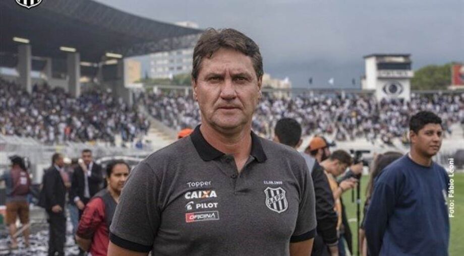 O técnico da Ponte Preta, João Brigatti