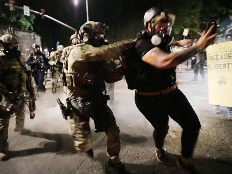A decisão de reprimir os protestos com tropas federais era uma ameaça de Trump
