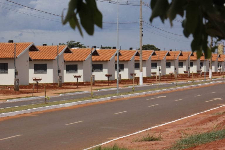 Os beneficiários deverão entrar em contato com o departamento de habitação do município em que o imóvel se encontra ou com a Agehab