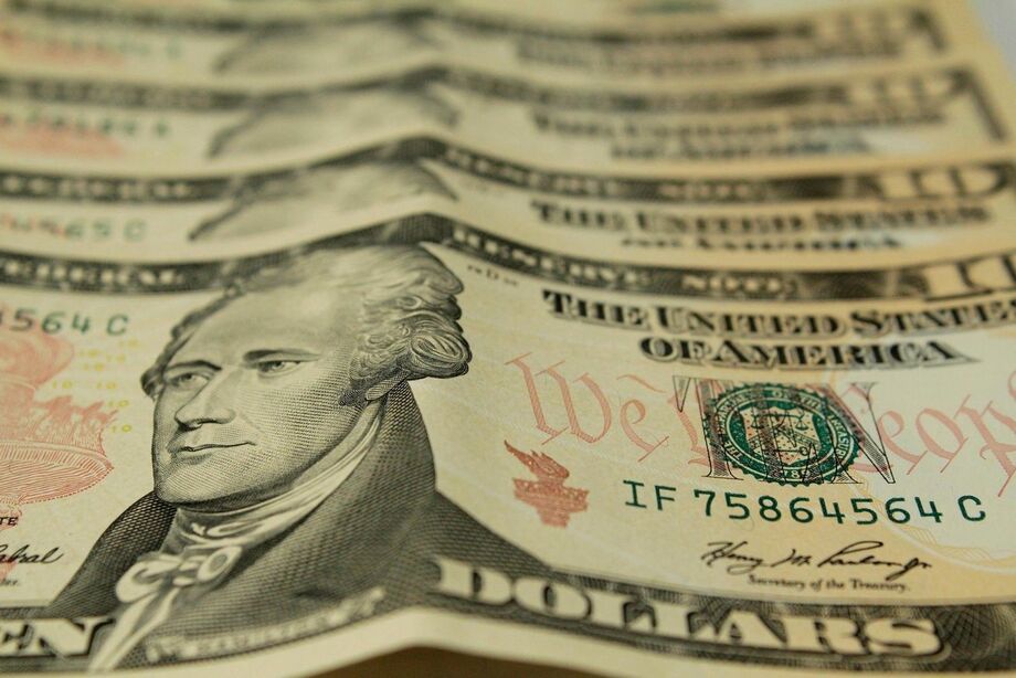 Dentro da conta financeira, ocorreram no período entradas de US$ 23,865 bilhões e saídas de US$ 28,218 bilhões