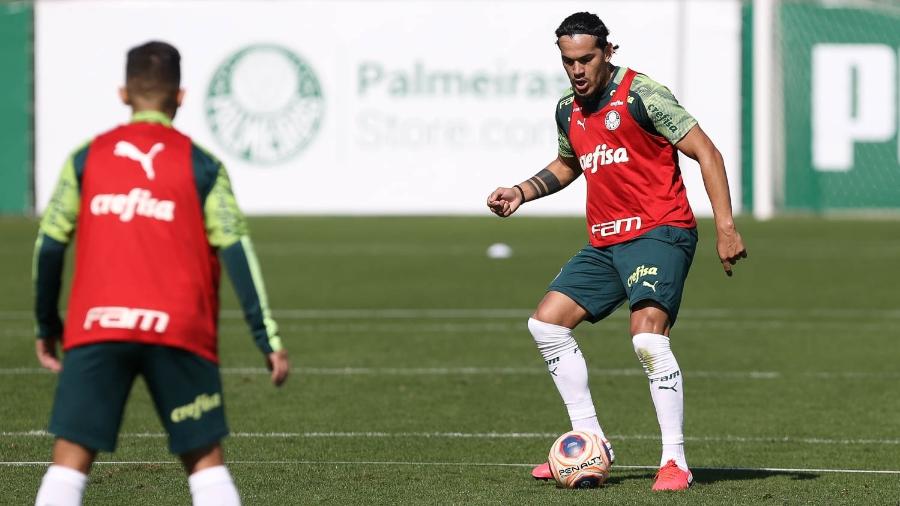 Gustavo Gómez em ação em treino do Palmeiras na Academia de Futebol