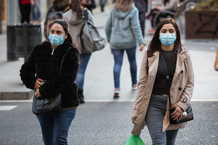 A população europeia relaxou com medidas de segurança e proteção após a queda de casos