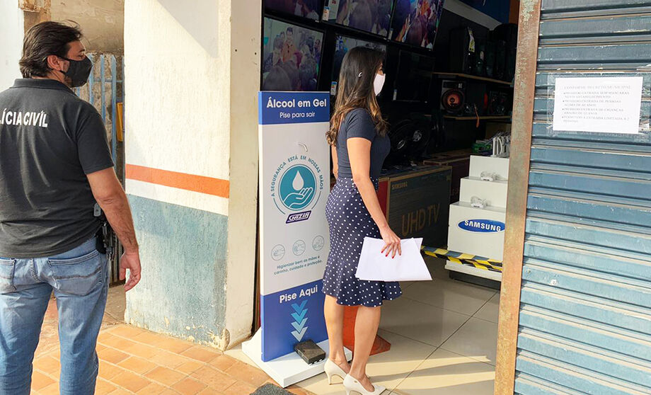 O Ministério Público continua recebendo denúncias de descumprimento do decreto por populares e por comerciantes