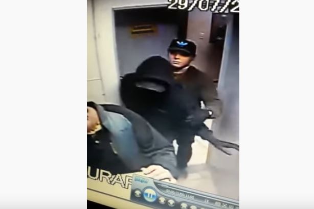 Captura do momento em que os bandidos rendem o tesoureiro