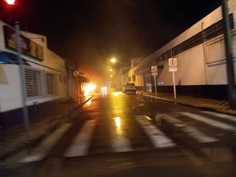 Imagens mostram que pessoas foram feitas reféns durante assalto a uma farmácia. Vídeos registram tiroteios em vários pontos da cidade.