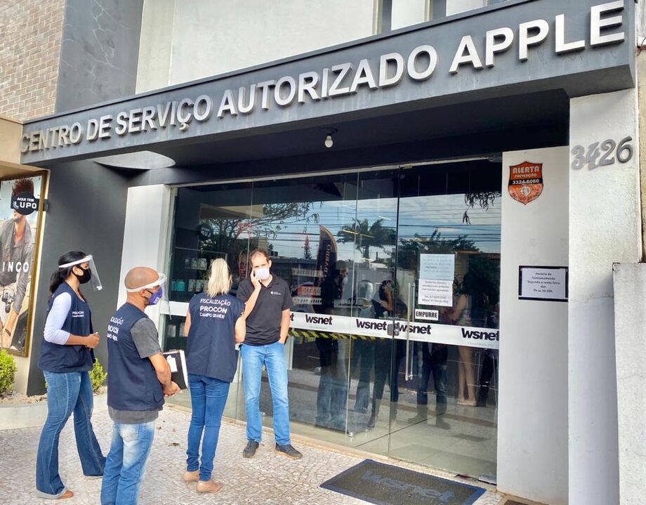 Equipe de fiscais do Procon-CG esteve no WSNet, Centro de Serviço Autorizado Apple, para fazer a autuação