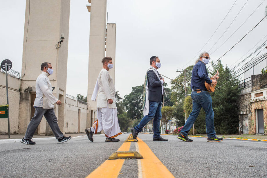 A banda, que já fez inúmeras apresentações antes de chegar ao estúdio, não tem caráter ecumênico ou de sincretismo religioso