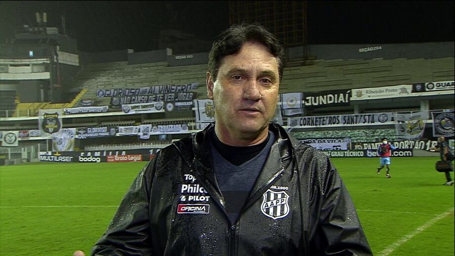 O técnico do Ponte Preta, João Brigatti