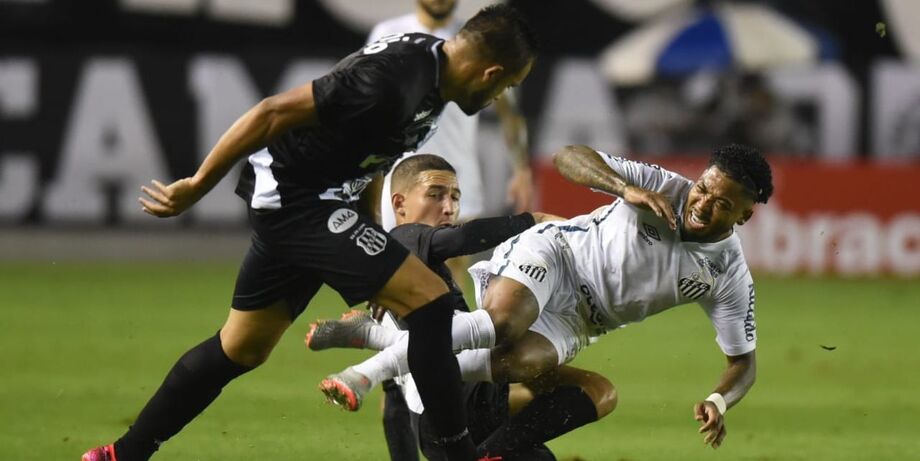 Santos e Ponte fizeram um primeiro tempo tenso, de muitas faltas e lances desleais
