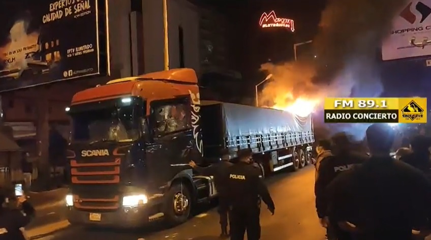 Caminhão ficou em chamas na cidade paraguaia após noite de protestos