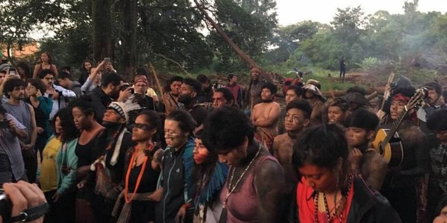 Líderes indígenas das comunidades guaranis mbya e nhandeva protestaram contra a obra