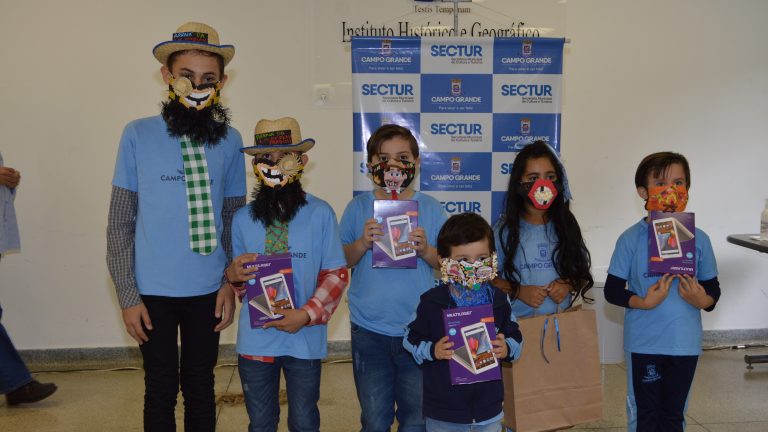 Crianças em concurso de máscaras