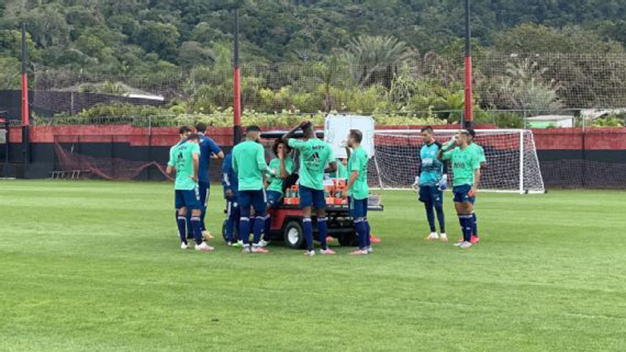 Jogadores do Flamengo durante jogo-treino contra o Olaria