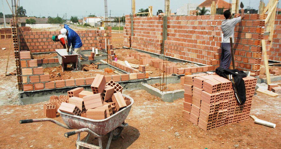 Cerca de 30 mil trabalhadores do setor da construção civil de Campo Grande vão receber abono salarial até o começo do ano que vem