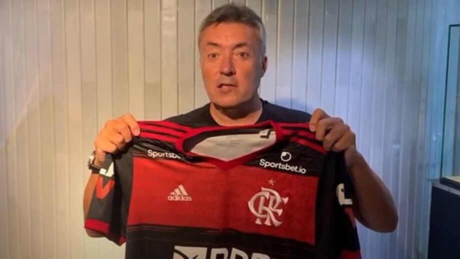 Torrent posa com a camisa do Flamengo