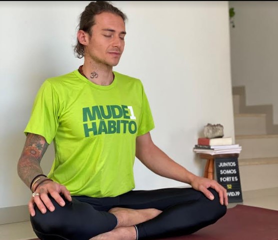 O yoga traz muitos benefícios para vida, e a prática é importante para saúde física, mente e bem-estar, além de ser uma excelente alternativa para cuidar-se no período de pandemia pela Covid-19