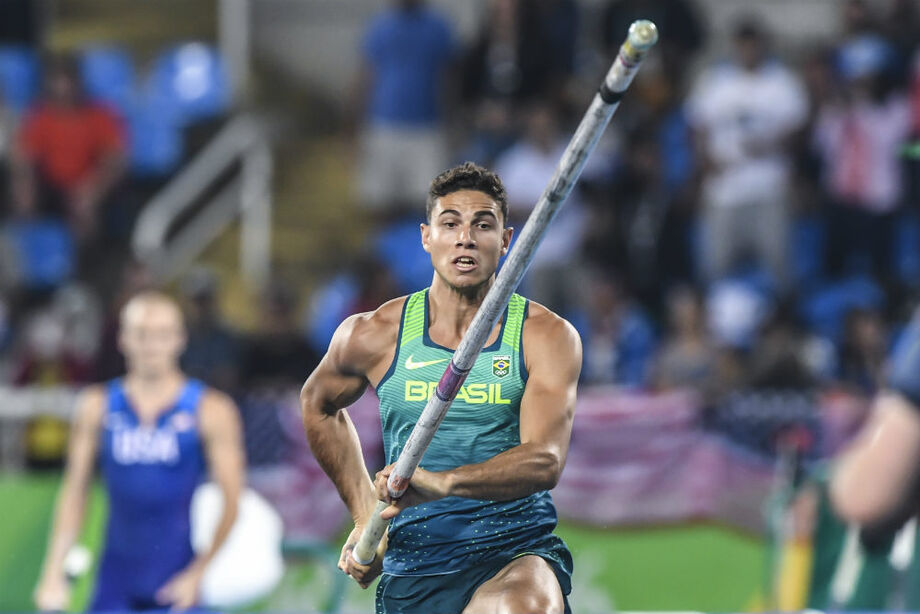 O campeão olímpico do salto com vara Thiago Braz
