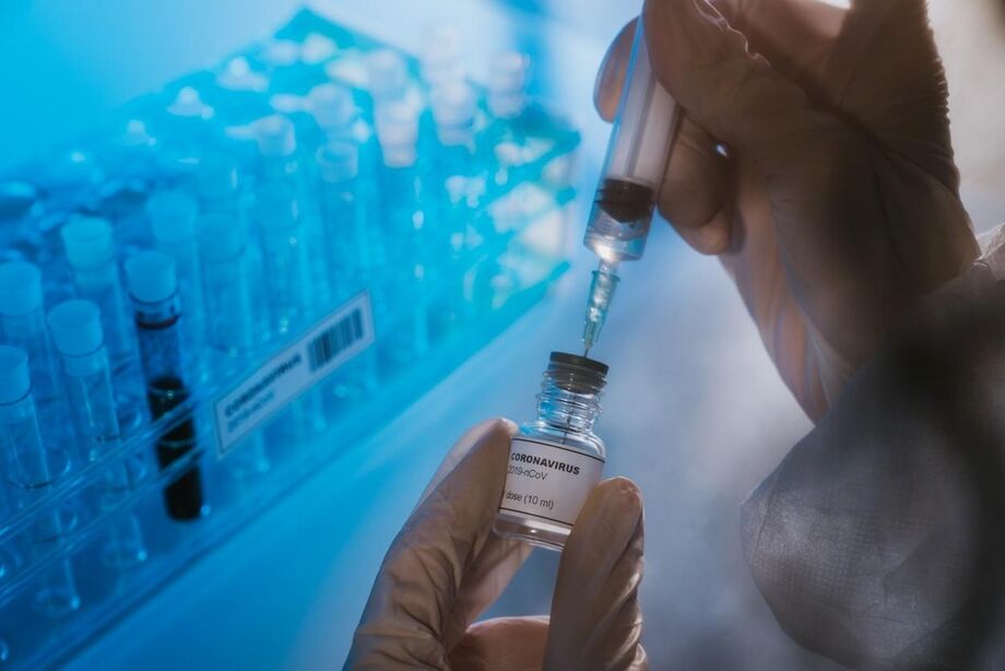 Já o governo americano pagará US$2,1 bilhões (R$10,9 bilhões) para as farmacêuticas Sanofi e GlaxoSmithKline por vacinas para 50 milhões de pessoas