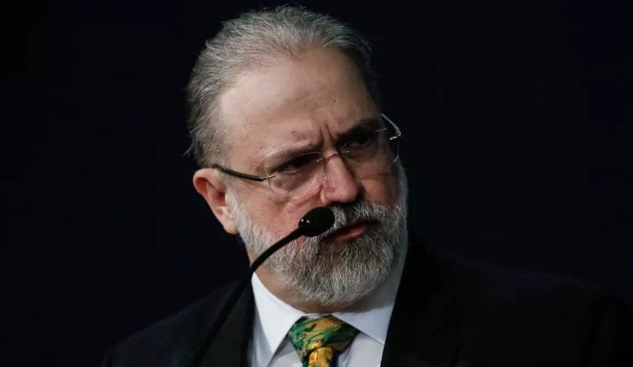 O procurador-geral afirmou que não aceitaria ato político em uma sessão de orçamento.