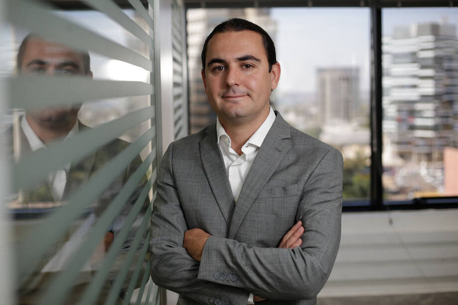A primeira alternativa onera a população de maneira mais ampla e a outra concentra o ônus no topo da pirâmide.