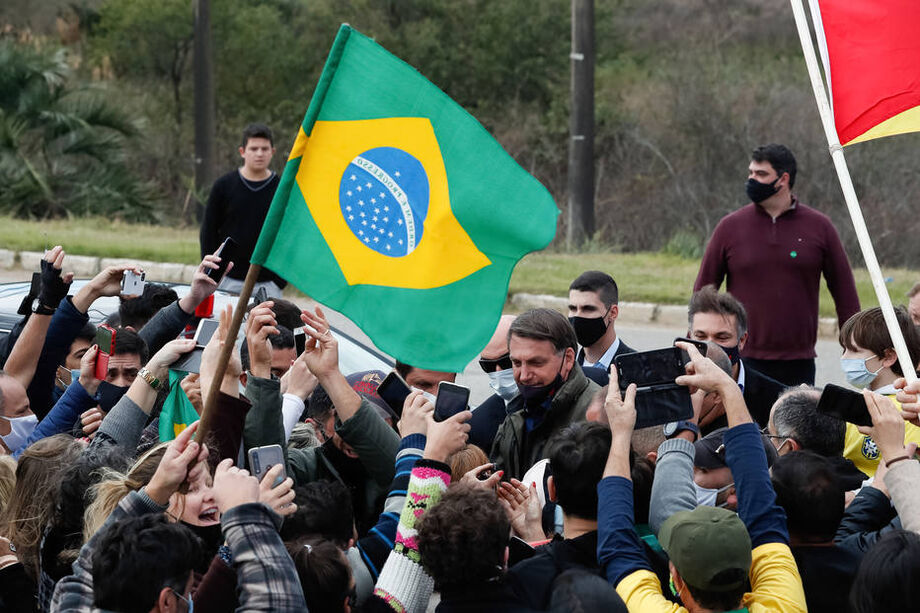 Em Bagé (RS), Jair Bolsonaro conversou com apoiadores e provocou aglomerações; presidente deve intensificar viagens pelo Brasil