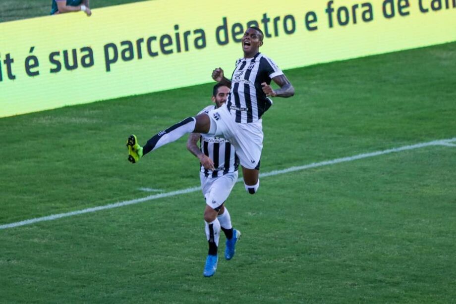 O Ceará contou com falhas da defesa adversária para dar um importante passo rumo ao bi da Copa do Nordeste na tarde deste sábado ao ganhar do Bahia, por 3 a 1, de virada, no Pituaçu, pelo primeiro jogo da final