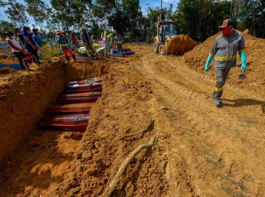 Valas no Cemitério Público Nossa Senhora Aparecida para enterrar vítimas da covid-19 no Amazonas. Doença fez mais de 93.000 vítimas no Brasil