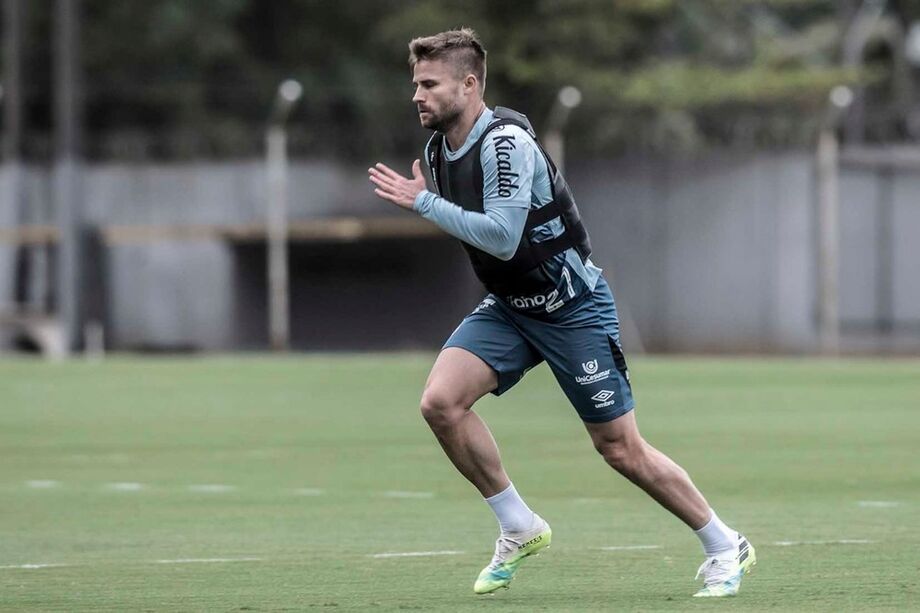 Eduardo Sasha em treino do Santos