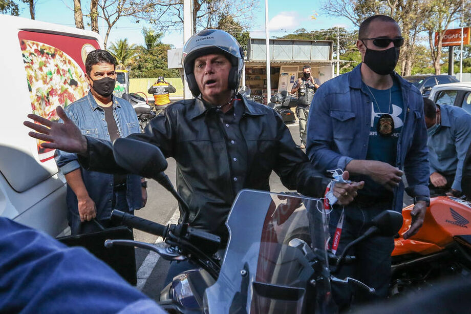 O presidente do Brasil, Jair Bolsonaro, passeia de moto por Brasília