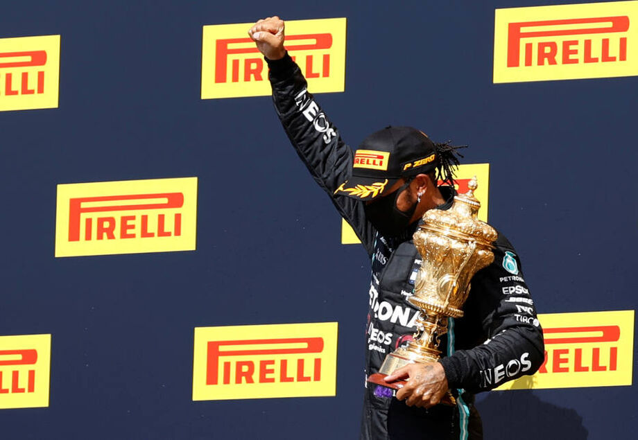 Com drama, Hamilton supera pneu furado na última volta e vence em Silverstone
