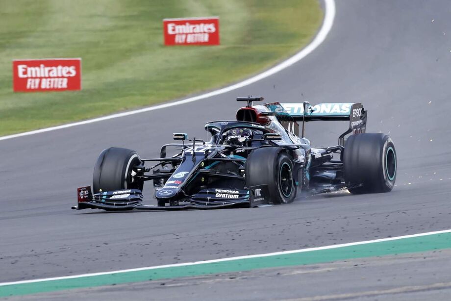 O piloto da Mercedes perdeu o pneu dianteiro esquerdo por desgaste já durante a última volta e se arrastou na pista para sustentar a liderança e completar a corrida