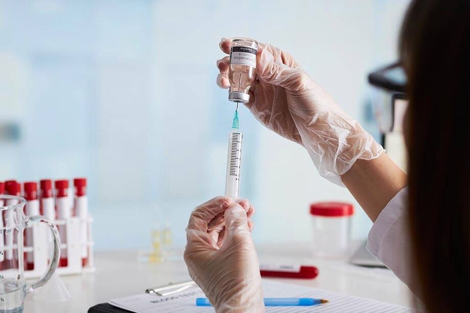 Em seu relatório mais recente, de sexta-feira, a Organização Mundial da Saúde (OMS) informou que há 165 vacinas sendo desenvolvidas