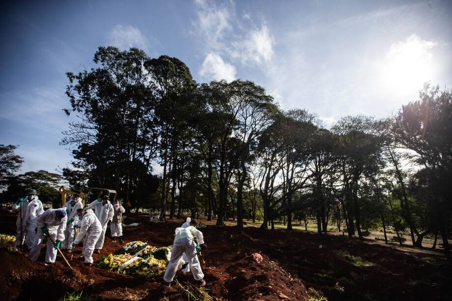 Enterro de pessoa que morreu pela covid-19 no Cemitério Vila Formosa, zona leste da capital paulista.