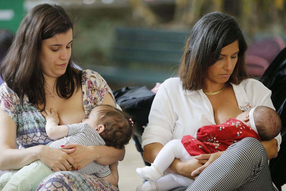 A recomendação é que as mães deem apenas o leite materno até o 6º mês de vida, quando serão introduzidos outros alimentos, e sigam dando o peito aos pequenos até os 2 anos de idade ou mais.
