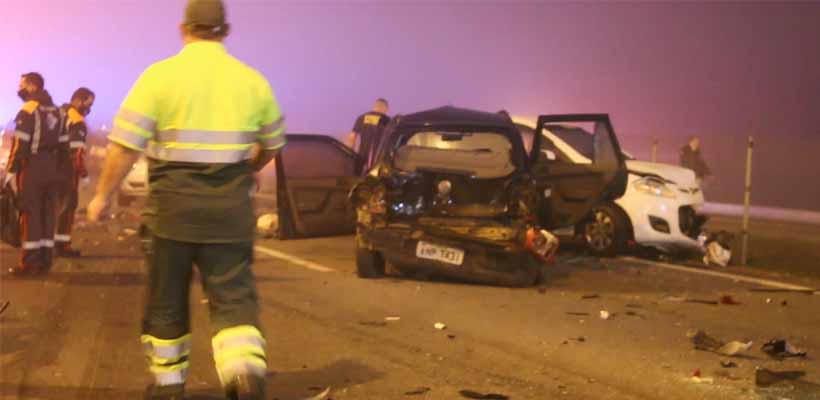 Uma carreta, que não conseguiu frear, colidiu com os veículos parados na rodovia, atropelando as pessoas que estavam no local”, informou a PRF.