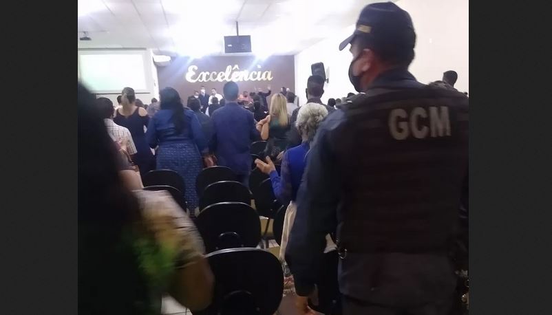 A igreja foi notificada por aglomeração e os responsáveis orientados que, em caso de reincidência, o local será interditado